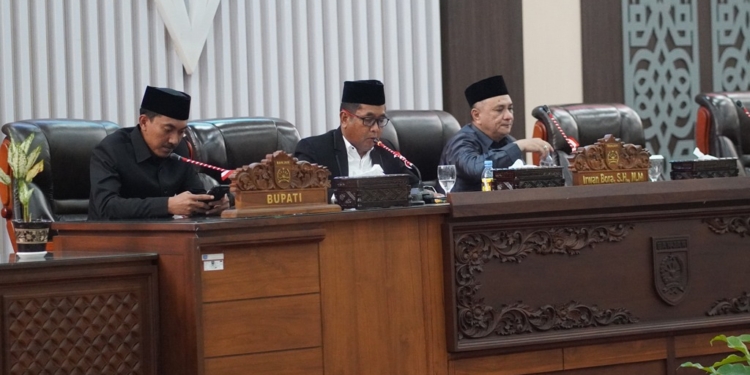 Dua Raperda Strategis Soal Pengelolaan Sampah dan Penanggulangan Karhutla dalam Rapat Paripurna DPRD