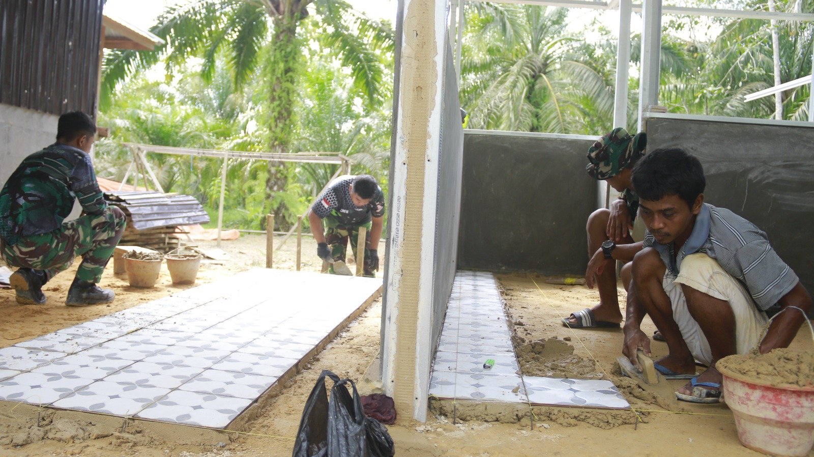 Dukung Fasilitas Keagamaan, Satgas TMMD Kodim Tanah Bumbu Bangun MCK di Pendopo Majelis Desa Rejosari