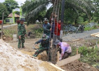 Ingin Tinggalkan Jejak Bermakna, Satgas TMMD Bangun Gapura dan Bangun Jalan di Desa Rejosari