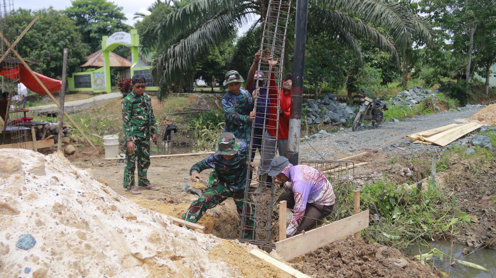 Ingin Tinggalkan Jejak Bermakna, Satgas TMMD Bangun Gapura dan Bangun Jalan di Desa Rejosari