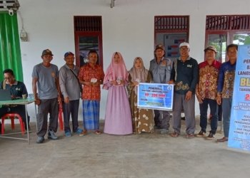 Babinsa Sertu Hery Kawal Penyaluran BLT-DD di Desa Melayu Ilir, Pastikan Bantuan Tepat Sasaran dan Berjalan Lancar