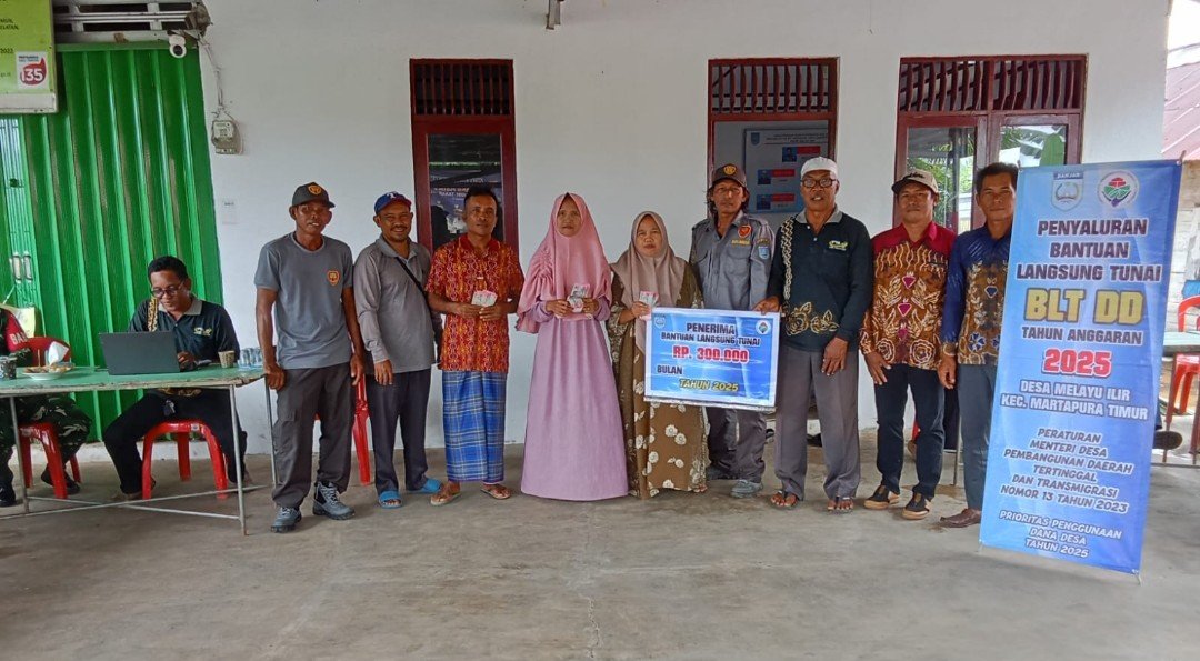 Babinsa Sertu Hery Kawal Penyaluran BLT-DD di Desa Melayu Ilir, Pastikan Bantuan Tepat Sasaran dan Berjalan Lancar