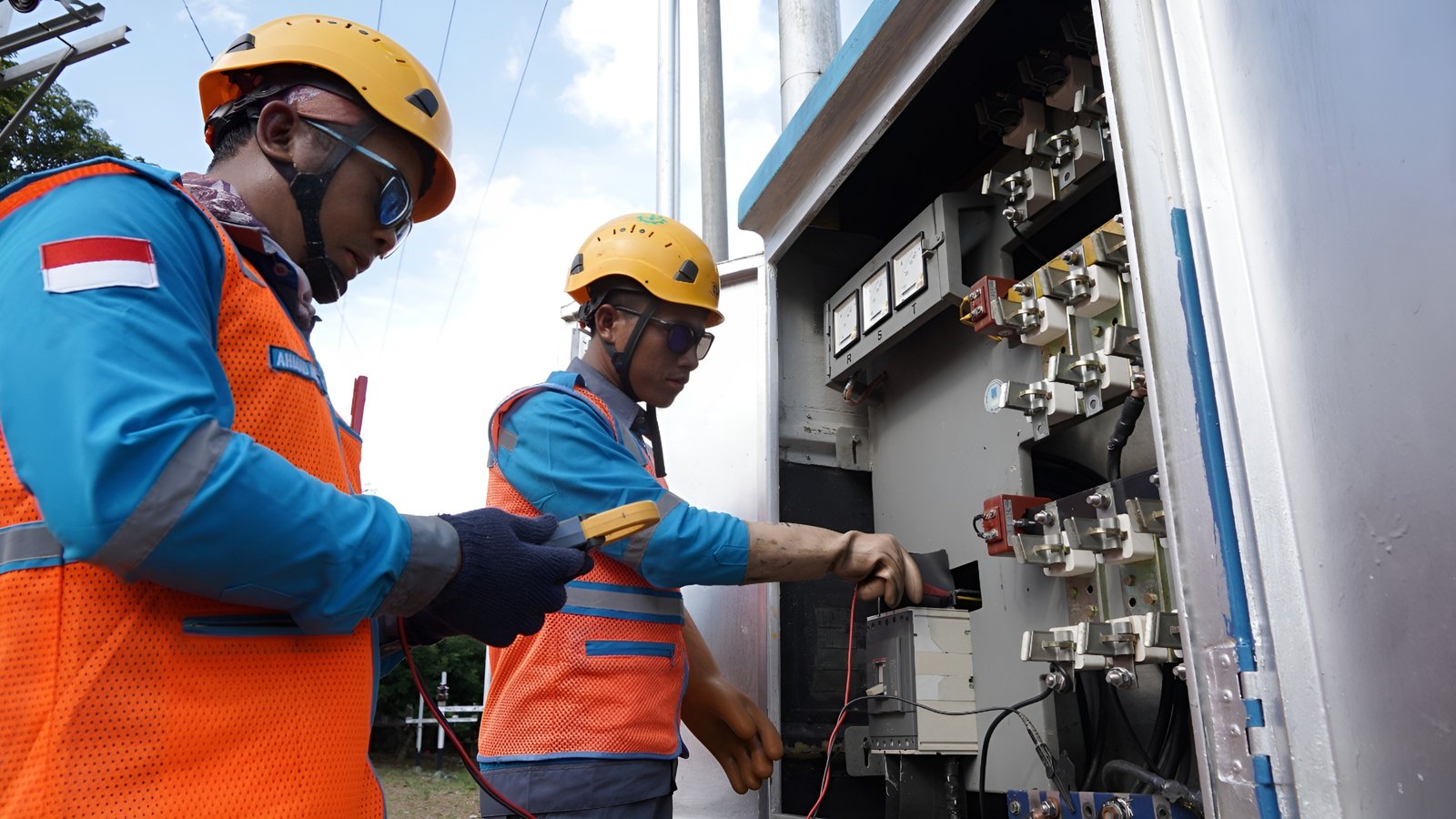 Petugas Yantek PLN, Garda Terdepan Layanan Kelistrikan 24 Jam
