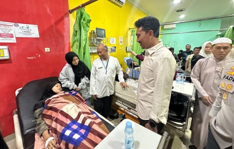 Bupati Kabupaten Banjar Tinjau Pelajar Korban Dugaan Keracunan MBG di RSUD Ratu Zalecha: “Pemerintah Hadir, Anak-Anak Harus Pulih”