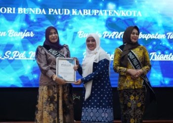 Bunda PAUD Kabupaten Banjar Hj. Nurgita Tiyas Raih Penghargaan dari HIMPAUDI Kalsel: Bukti Nyata Komitmen untuk Anak Usia Dini