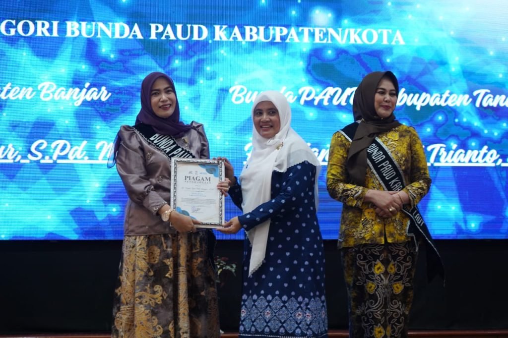 Bunda PAUD Kabupaten Banjar Hj. Nurgita Tiyas Raih Penghargaan dari HIMPAUDI Kalsel: Bukti Nyata Komitmen untuk Anak Usia Dini