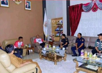 Bupati Tapanuli Tengah, Masinton Pasaribu, SH, MH, saat menerima kunjungan Kepala Kantor Bea Cukai Sibolga, Goodman Pangihutan Purba bersama rombongan di ruang kerjanya pada Senin (3/11/25).