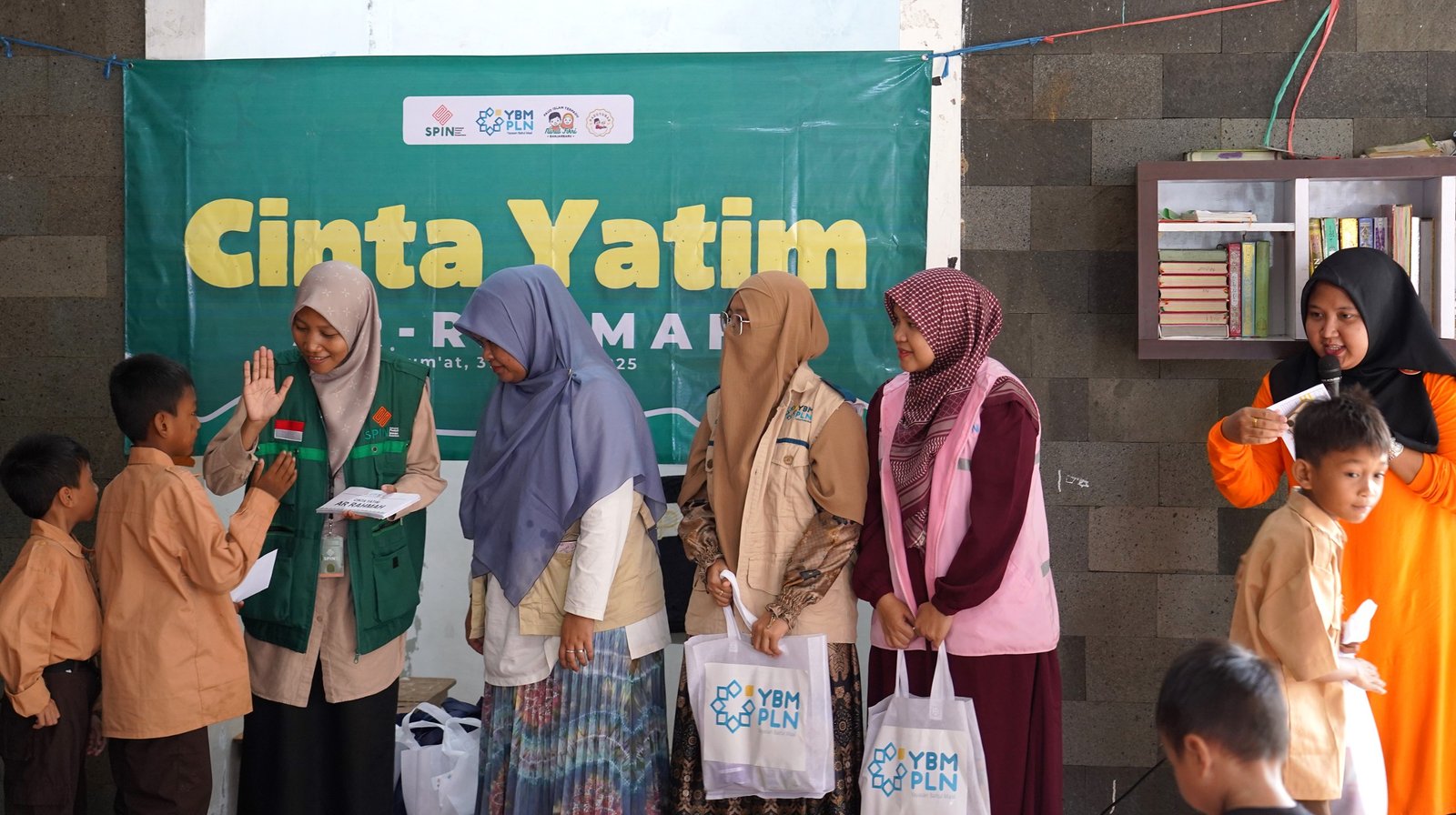 Hadirkan Bahagia Bersama Anak Yatim, YBM PLN Santuni Panti Asuhan Ar-Rahman