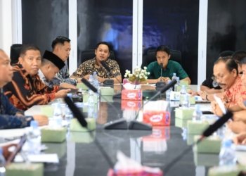 Ketua Komisi III DPRD Tanah Bumbu, Andi Asdar Kawal Realisasi Puluhan Fasilitas Penerangan dan Pengaman Jalan