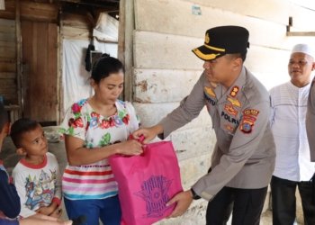 Kapolres Tapteng Turun Langsung Bagikan Bantuan Kepada Warga