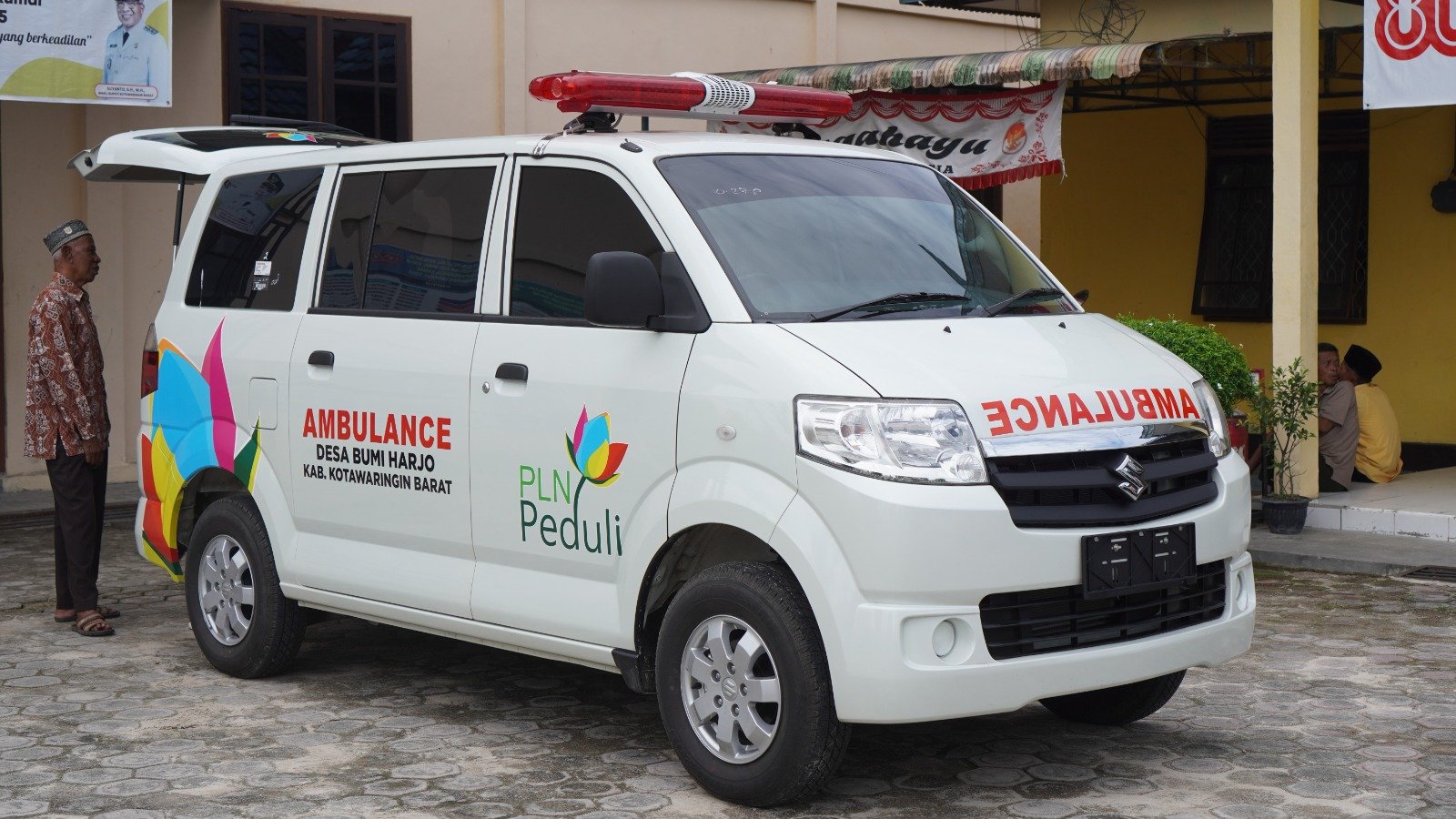 PLN Salurkan Ambulans untuk Desa Bumi Harjo, Wujudkan Semangat Kepedulian di Momen Hari Pahlawan