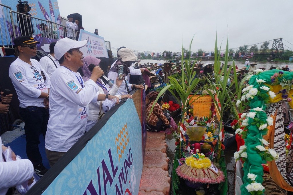 Festival Pasar Terapung Lok Baintan 2025 kembali menjadi magnet wisata budaya yang menyedot perhatian ribuan pengunjung dari berbagai daerah di Kalimantan Selatan.
