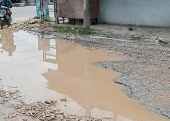 Warga Keluhkan Kondisi Jalan Berlubang, Relawan Jadikan Tempat Memancing