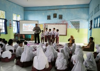 Satlantas Polres Kotabaru Tanamkan Budaya Tertib Lalu Lintas Sejak Dini Lewat Program Police Goes to School