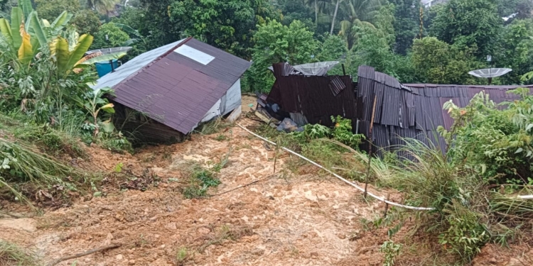 Dua Rumah Warga Diterjang Longsor di Sibolga Ilir, Tiga Keluarga Mengungsi