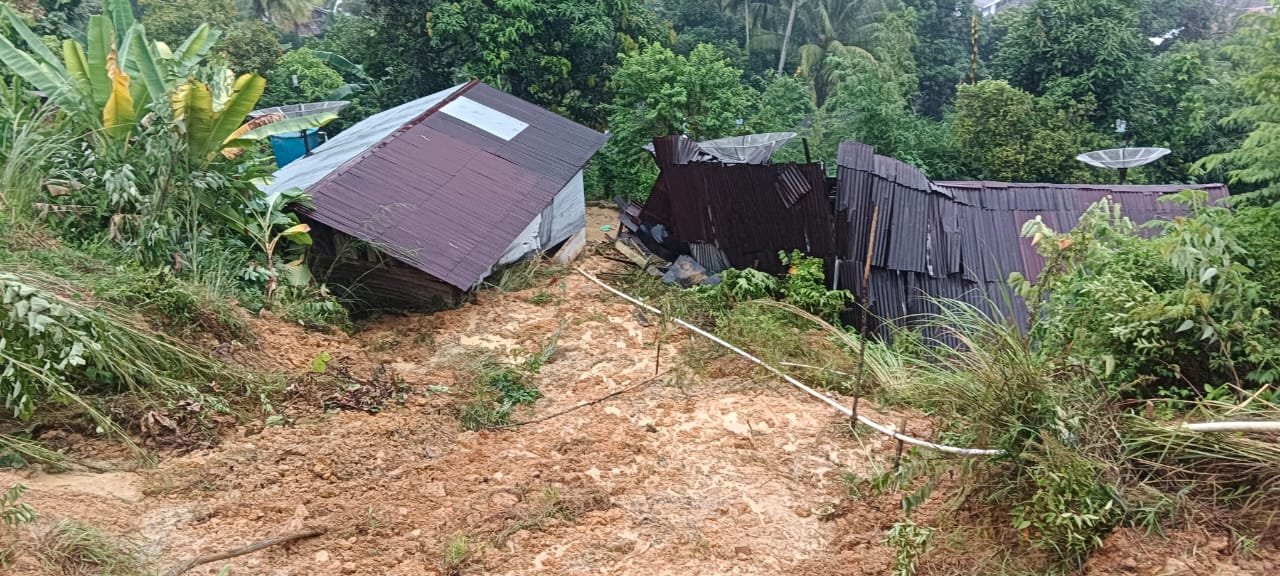 Dua Rumah Warga Diterjang Longsor di Sibolga Ilir, Tiga Keluarga Mengungsi