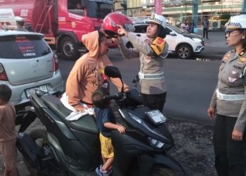 Hari Pertama Operasi Zebra di Bitung Diwarnai Aksi Humanis, Kasat Lantas Beri Helm untuk Ibu yang Sedang Buru-buru Bawa Anak Berobat