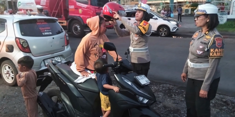 Hari Pertama Operasi Zebra di Bitung Diwarnai Aksi Humanis, Kasat Lantas Beri Helm untuk Ibu yang Sedang Buru-buru Bawa Anak Berobat