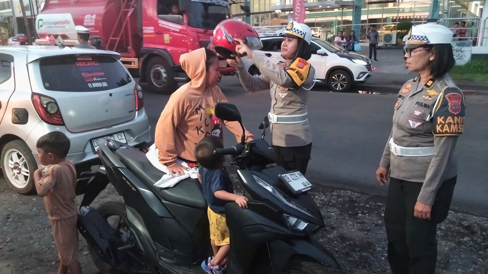 Hari Pertama Operasi Zebra di Bitung Diwarnai Aksi Humanis, Kasat Lantas Beri Helm untuk Ibu yang Sedang Buru-buru Bawa Anak Berobat