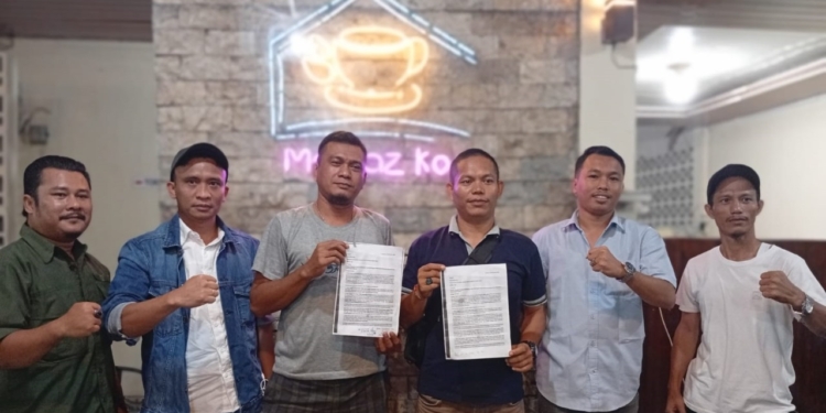 Para pelapor foto bersama usai konferensi pers.