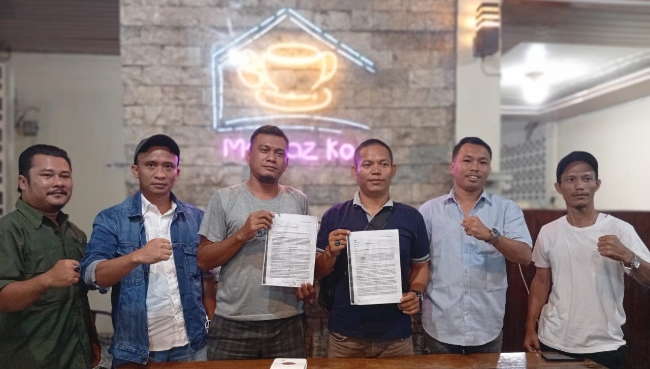 Para pelapor foto bersama usai konferensi pers.