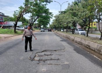 Berpotensi Membahayakan Pengguna Jalan, Polres Banjarbaru Patroli Hingga Survei Jalan Rusak