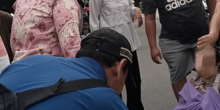 Plt Kadinkes Tapteng Cepat Tanggap Evakuasi Korban Kecelakaan di Pandan
