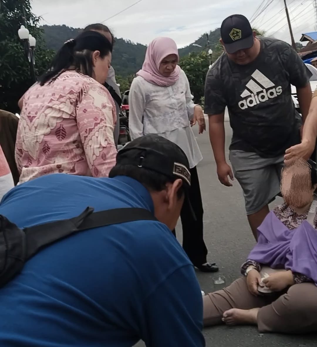 Plt Kadinkes Tapteng Cepat Tanggap Evakuasi Korban Kecelakaan di Pandan