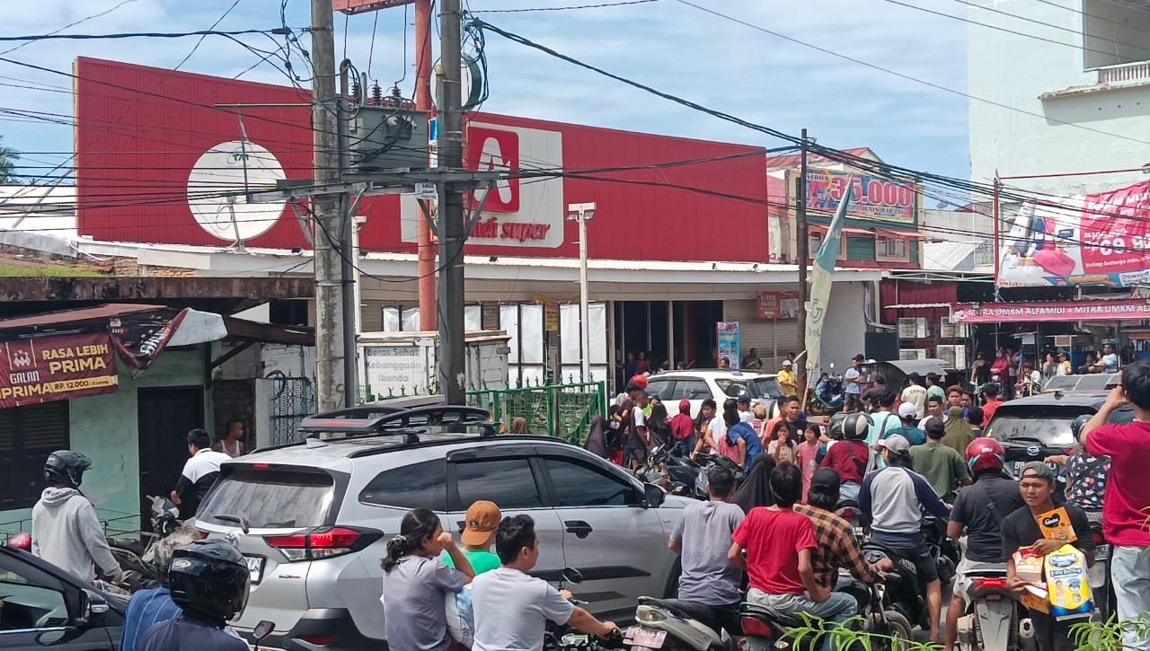 Bantuan Terlambat, Warga Tapteng Kelaparan dan Menjarah Supermarket