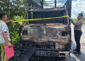 Sedang Antri BBM, Truk Kayu Tak Bermuatan Terbakar Siang Bolong