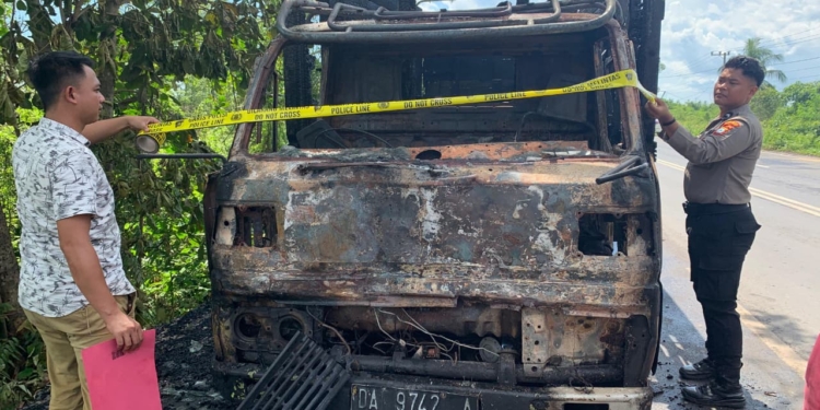 Sedang Antri BBM, Truk Kayu Tak Bermuatan Terbakar Siang Bolong