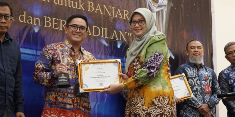 PLN UID Kalselteng Raih CSR Award 2025 Bidang Pendidikan dari Kabupaten Banjar