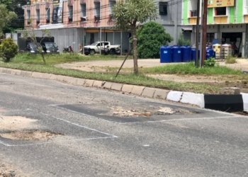 Jalan Trikora Rusak Parah, Warga Keluhkan Lubang Menganga yang Memakan Korban