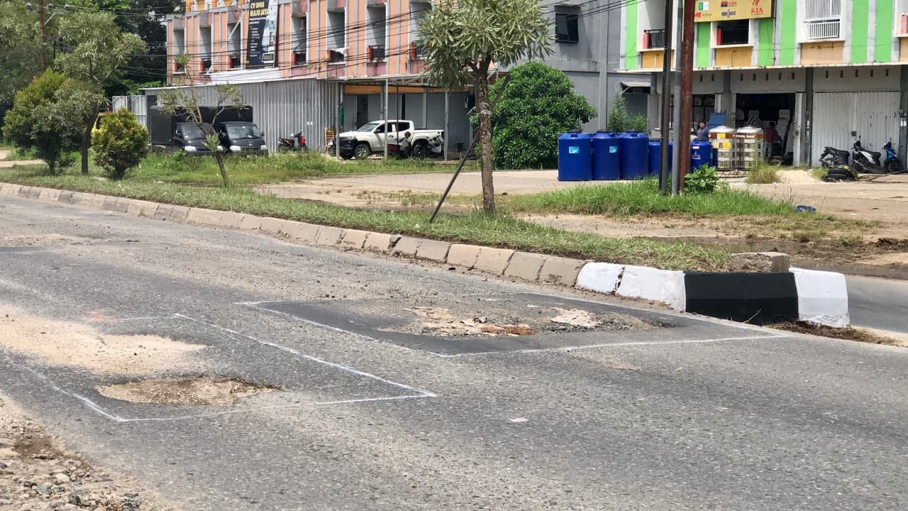 Jalan Trikora Rusak Parah, Warga Keluhkan Lubang Menganga yang Memakan Korban