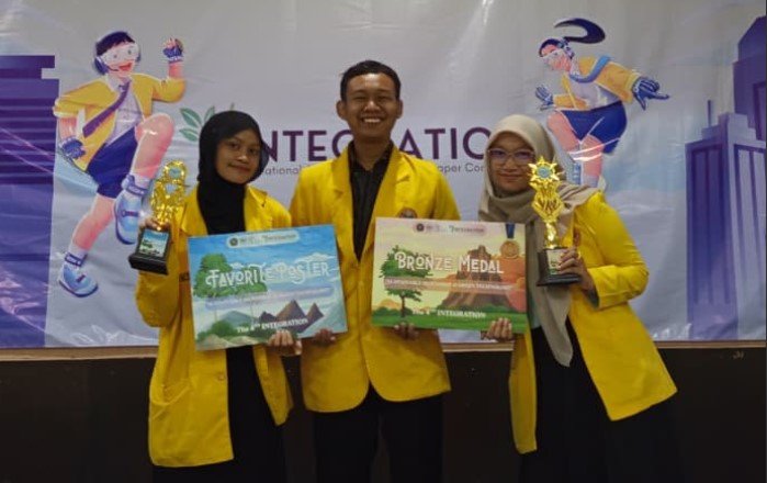 Mahasiswa ULM Ciptakan Tanaman Bercahaya, Raih Medali Perunggu dan Poster Favorit di Ajang Internasional