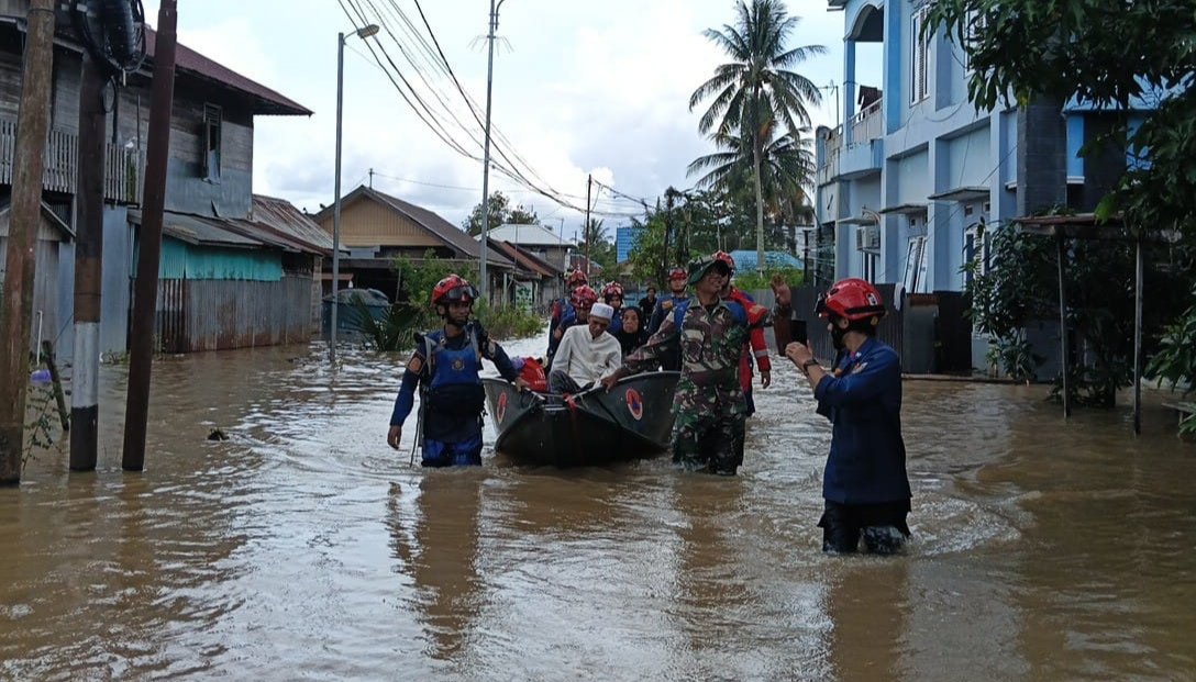 Terobos Banjir Setinggi Pinggang, Petugas Damkar Banjar Selamatkan Balita dan Lansia