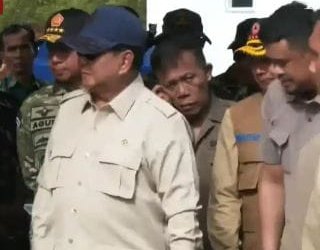 Presiden Prabowo Sambangi Pengungsi Banjir di GOR Pandan: Negara Hadir untuk Rakyat