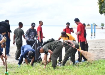 Peringati HUT Armada RI, Lanal Kotabaru Tebar Pesan Cinta Lingkungan di Pantai Gedambaan