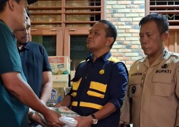 Penyerahan bantuan oleh Menteri Bahlil, didampingi Gubernur Sumatera Utara Bobby Nasution, Anggota DPR RI Muda Rajekshah, serta Bupati Tapanuli Tengah Masinton Pasaribu kepada korban banjir bandang di Pandan, Tapanuli Tengah, Sumatera Utara.