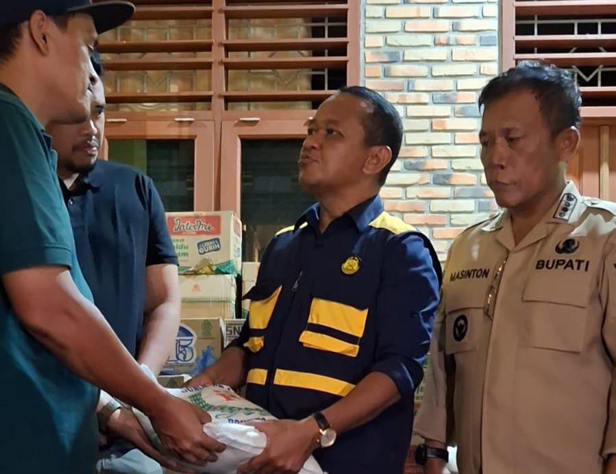 Penyerahan bantuan oleh Menteri Bahlil, didampingi Gubernur Sumatera Utara Bobby Nasution, Anggota DPR RI Muda Rajekshah, serta Bupati Tapanuli Tengah Masinton Pasaribu kepada korban banjir bandang di Pandan, Tapanuli Tengah, Sumatera Utara.