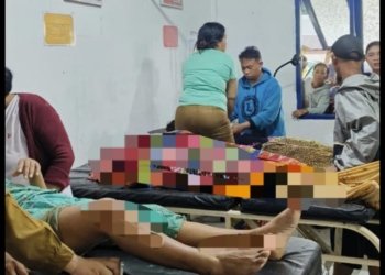 Pihak RSUD Pandan saat menangani jenazah korban banjir bandang.