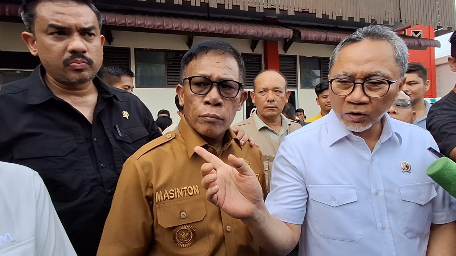 Bantuan Mengalir ke Tapteng, Menko Pangan dan Menteri UMKM Turun Langsung ke Pengungsian