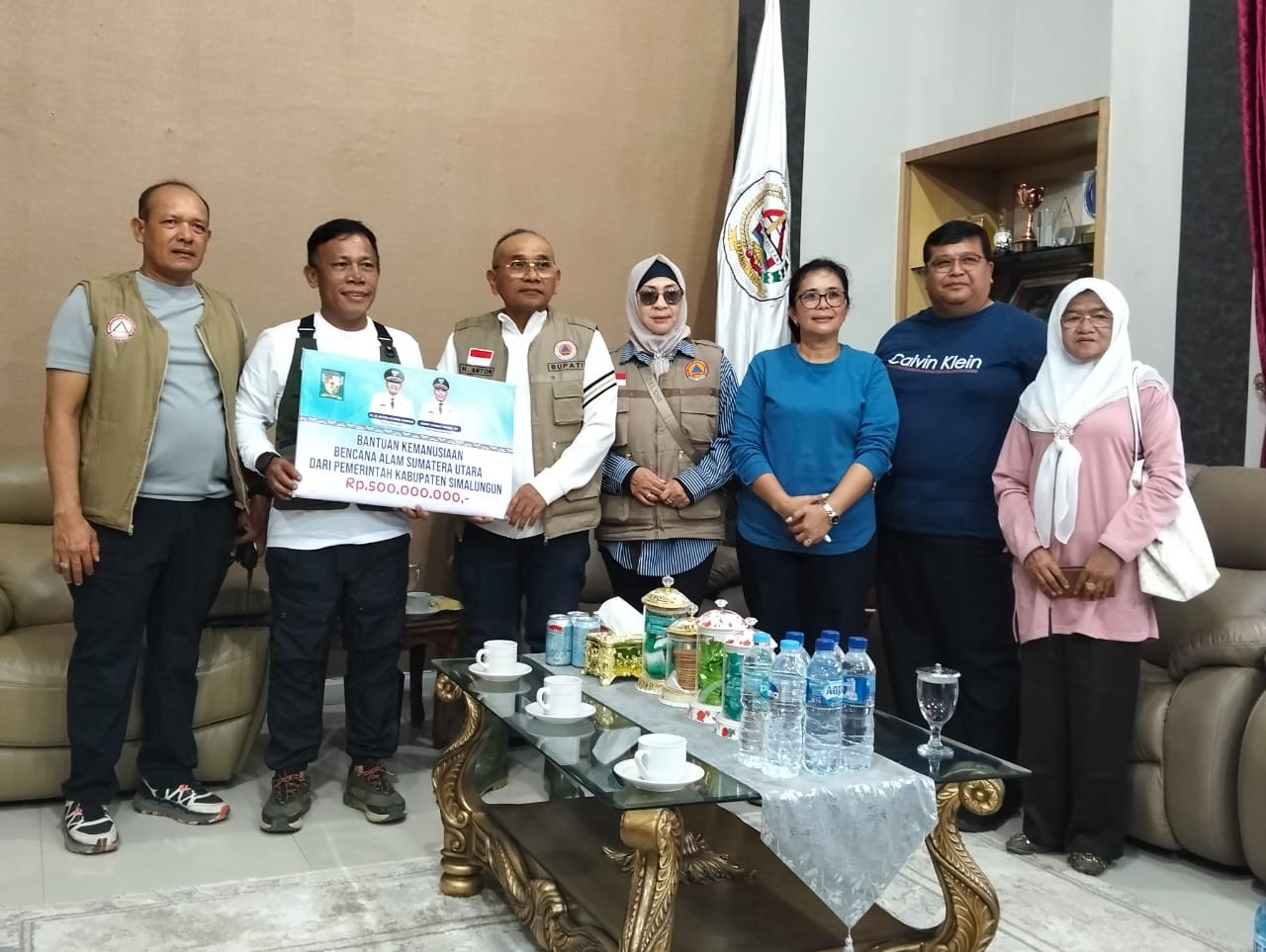 Bupati Tapanuli Tengah (Tapteng) Masinton Pasaribu menerima langsung bantuan kemanusiaan dari Bupati Simalungun, Anton Achmad Saragih, berupa paket sembako dan uang tunai senilai Rp500 juta.