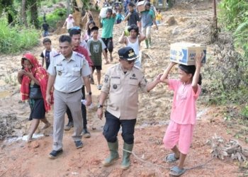 Tempuh Jalan Kaki, Bupati Tapteng Kunjungi Pengungsi Korban Banjir dan Longsor di Sipange