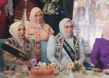 Kepala Desa Gunung Antasari Kecamatan simpang Empat bersama Ketua TIM PKK Kalsel, di dampingi Ketua PKK Kabupaten Tanah Bumbu. Saat berfoto bersama