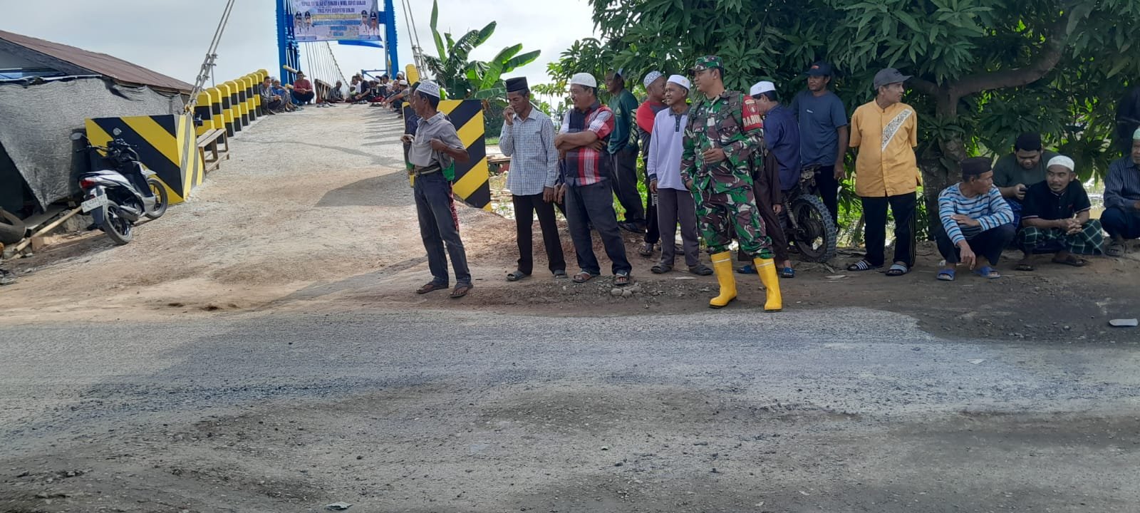 Babinsa Sungai Batang Ilir Hadiri Syukuran Jembatan Gantung, Wujud Dukungan TNI untuk Pembangunan Desa