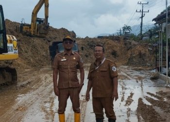 Camat Buka Akses Jalan Tertimbun Longsor di Kelurahan Aek Tolang