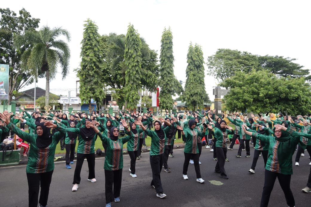Olahraga Bersama Keluarga Besar Kodim 1006/Banjar, Rajut Soliditas dan Harmoni Prajurit–Keluarga