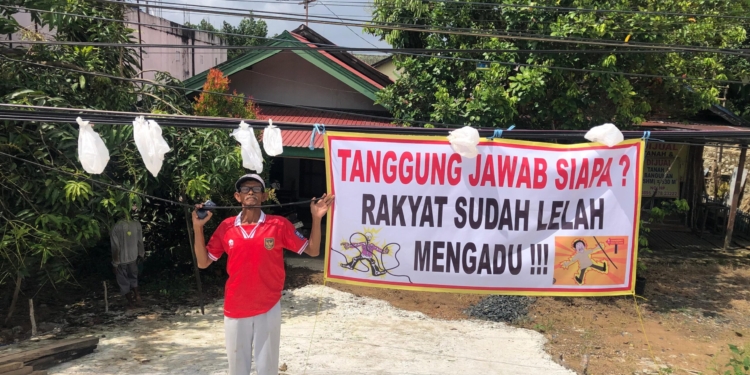 Warga Jembatan Sei Ulin Protes Kabel Menjuntai, Spanduk Dipasang karena Tak Kunjung Ditindaklanjuti