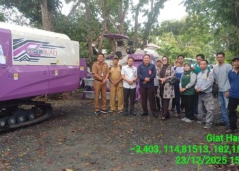 Dorong Panen Modern, Hj. Helda Rina Bersama  Distan Kabupaten Banjar Serahkan Combine Harvester ke Petani Tatah Makmur